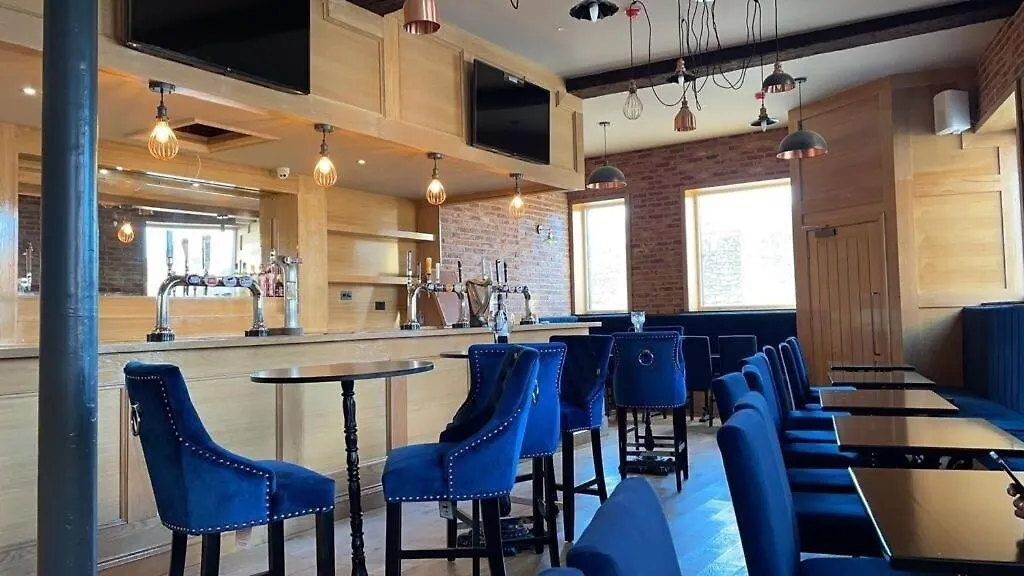 The Royal Crest Hotel & Bar By Oyo-1
